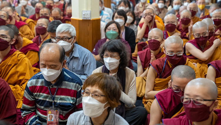 ཐའེ་ཝན་གྱི་ནང་པའི་རྗེས་འཇུག་གི་དད་ལྡན་ཆོས་ཞུ་བ་སེར་སྐྱ་མི་མང་གིས་ཚད་མ་རྣམ་འགྲེལ་གྱི་གསུང་ཆོས་ལ་གསན་བཞིན་པ། ༢༠༢༢།༡༠།༣ པར་བ། བསྟན་འཛིན་ཆོས་འབྱོར།