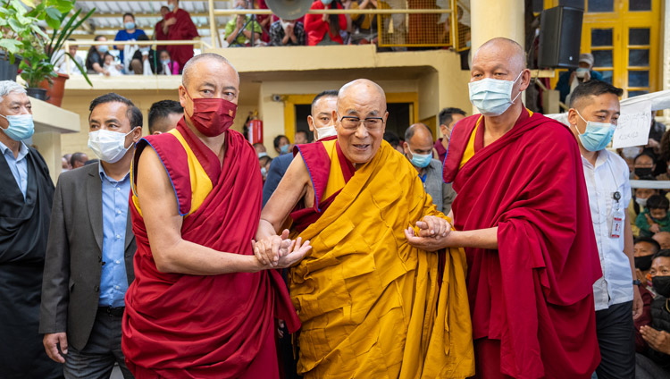 སྤྱི་ནོར་༸གོང་ས་༸སྐྱབས་མགོན་ཆེན་པོ་མཆོག་ལ་ཐའེ་ཝན་གྱི་དད་ལྡན་ཆོས་ཞུ་བ་རྣམས་ཀྱིས་ཇི་ལྟར་གསོལ་བ་བཏབ་པ་ལྟར་རྒྱ་གར་ནཱ་ལེནྡྲའི་སློབ་དཔོན་ཆེན་མོ་དཔལ་ཆོས་ཀྱི་གྲགས་པས་མཛད་པའི་ཚད་མ་རྣམ་འགྲེལ་གྱི་ལེའུ་གཉིས་པའི་གསུང་ཆོས་ཉིན་དང་པོའི་གནང་སྒོ་ལེགས་པར་གྲུབ་སྟེ་ཕོ་བྲང་དུ་ཆིབས་བསྒྱུར་བསྐྱངས་བཞིན་པ། ༢༠༢༢།༡༠།༣ པར་བ། བསྟན་འཛིན་ཆོས་འབྱོར།