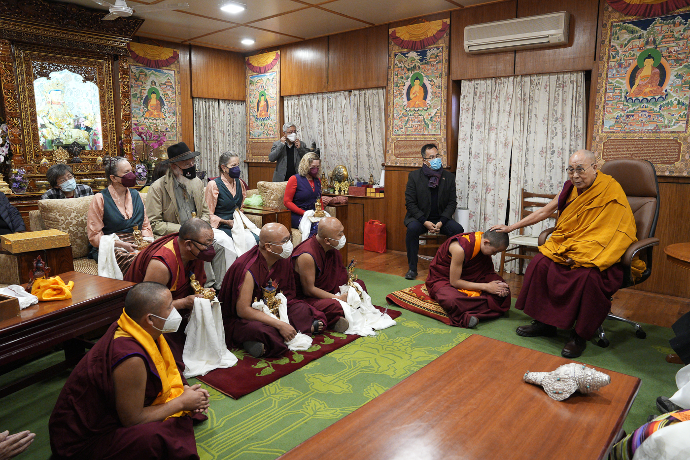 སྤྱི་ནོར་༸གོང་ས་༸སྐྱབས་མགོན་ཆེན་པོ་མཆོག་གིས་རྡ་རམ་ས་ལའི་བཞུགས་སྒར་ཕོ་བྲང་གི་མཇལ་འཕྲང་ཁང་དུ་༸སྐུའི་གཅེན་པོ་སྟག་འཚེར་སྐུ་ཕྲེང་དྲུག་པ་ཐུབ་བསྟན་འཇིགས་མེད་ནོར་བུ་མཆོག་གི་ཡང་སྲིད་མཆོག་སྤྲུལ་རིན་པོ་ཆེ་བསྟན་འཛིན་ཡོན་ཏན་རྒྱ་མཚོ་མཆོག་དང་ཁོང་གི་སྐུ་མཆེད་ཁ་ཤས། དེ་བཞིན་སྟག་འཚེར་རིན་པོ་ཆེ་སྐུ་གོང་མའི་སློབ་ཕྲུག་ཁག་གཅིག་དང་། ཐའེ་ཝན་ནས་ཕེབས་པའི་སྦྱིན་བདག་ཁག་གཅིག་བཅས་ལ་བཀའ་སློབ་སྩལ་བཞིན་པ། ༢༠༢༢།༡༡།༢༣ པར་བ། བསྟན་འཛིན་ཆོས་འབྱོར་ལགས། 