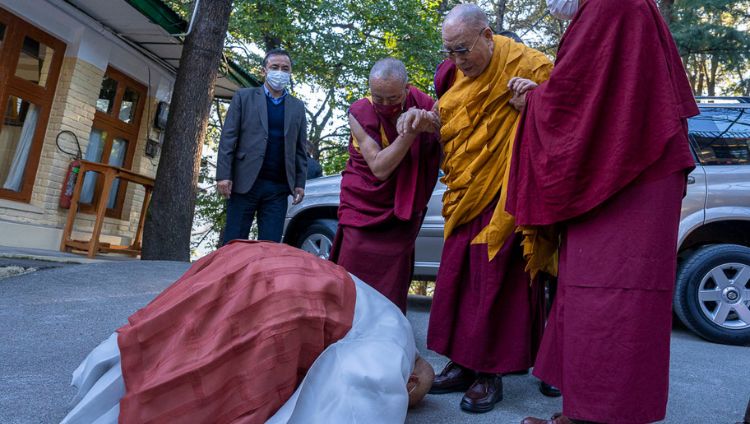 ཀོ་རི་ཡའི་མཁན་པོ་ Jinwook KIM ལགས་ཀྱིས་སྤྱི་ནོར་༸གོང་ས་༸སྐྱབས་མགོན་ཆེན་པོ་མཆོག་རྡ་རམ་ས་ལའི་བཞུགས་སྒར་ཕོ་བྲང་ནས་གདན་འདྲེན་གྱི་ཐོག་མར་ཕྱག་མཆོད་ཕུལ་བཞིན་པ། ༢༠༢༢།༡༡།༢༥ པར་བ། བསྟན་འཛིན་ཆོས་འབྱོར་ལགས། 