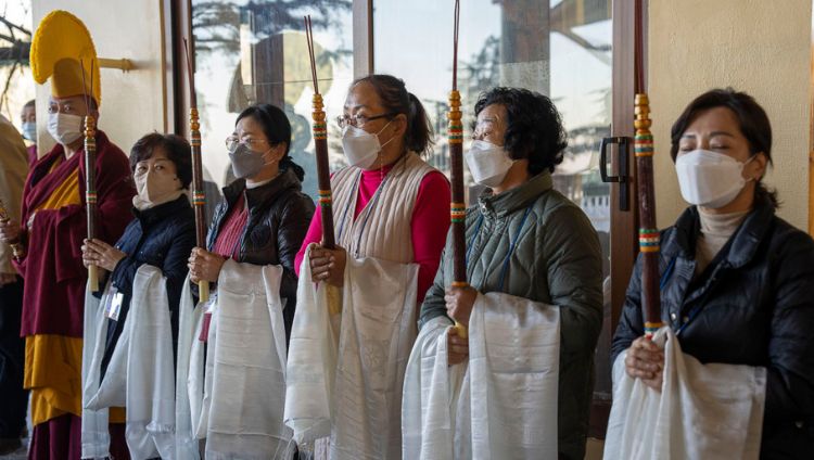  ཀོ་རི་ཡའི་གསུང་ཆོས་གོ་སྒྲིག་ཚོགས་ཆུང་གི་ཚོགས་མི་ཚོས་སྤྱི་ནོར་༸གོང་ས་༸སྐྱབས་མགོན་ཆེན་པོ་མཆོག་རྡ་རམ་ས་ལའི་བཞུགས་སྒར་ཕོ་བྲང་ནས་གདན་འདྲེན་ཆེད་ཕེབས་སྒུག་གནང་བཞིན་པ། ༢༠༢༢།༡༡།༢༥ པར་བ། བསྟན་འཛིན་ཆོས་འབྱོར་ལགས། 