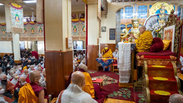 སྤྱི་ནོར་༸གོང་ས་༸སྐྱབས་མགོན་ཆེན་པོ་མཆོག་གིས་ཐེག་ཆེན་ཆོས་གླིང་གཙུག་ལག་ཁང་དུ་ཀོ་རི་ཡའི་ཆོས་ཞུ་བ་སེར་སྐྱ་མི་མང་གཙོས་དད་ལྡན་སྟོང་ཕྲག་ལྔ་བརྒལ་བར་དབུ་མ་རྩ་བ་ཤེས་རབ་ཀྱི་གསུང་ཆོས་སྔོན་འགྲོའི་བཀའ་སློབ་སྩོལ་བཞིན་པ། ༢༠༢༢།༡༡།༢༥ པར་བ། བསྟན་འཛིན་ཆོས་འབྱོར་ལགས། 