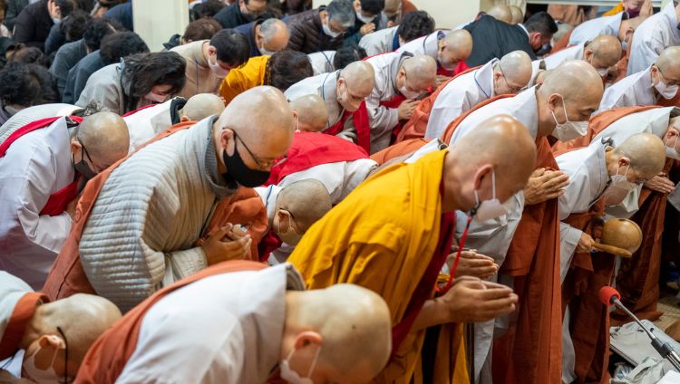 ཀོ་རི་ཡའི་ཆོས་ཞུ་བ་སེར་སྐྱ་མི་མང་གིས་སྤྱི་ནོར་༸གོང་ས་༸སྐྱབས་མགོན་ཆེན་པོ་མཆོག་ཐེག་ཆེན་ཆོས་གླིང་གཙུག་ལག་ཁང་དུ་༸ཞབས་སོར་འཁོད་སྐབས་གུས་ཕྱག་འབུལ་བཞིན་པ། ༢༠༢༢།༡༡།༢༥ པར་བ། བསྟན་འཛིན་ཆོས་འབྱོར་ལགས།