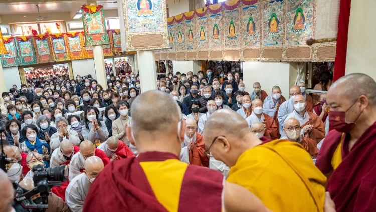 སྤྱི་ནོར་༸གོང་ས་༸སྐྱབས་མགོན་ཆེན་པོ་མཆོག་གིས་ཐེག་ཆེན་ཆོས་གླིང་གཙུག་ལག་ཁང་དུ་ཀོ་རི་ཡའི་ཆོས་ཞུ་བ་སེར་སྐྱ་མི་མང་ལ་འཚམ་འདྲི་གནང་བཞིན་པ། ༢༠༢༢།༡༡།༢༥ པར་བ། བསྟན་འཛིན་ཆོས་འབྱོར་ལགས། 