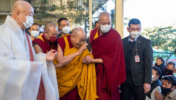 སྤྱི་ནོར་༸གོང་ས་༸སྐྱབས་མགོན་ཆེན་པོ་མཆོག་ཐེག་ཆེན་ཆོས་གླིང་གཙུག་ལག་ཁང་དུ་ཆིབས་བསྒྱུར་སྐབས་དད་ལྡན་ཆོས་ཞུ་བར་ཕྱག་བརྡ་གནང་བཞིན་པ།  ༢༠༢༢།༡༡།༢༥ པར་བ། བསྟན་འཛིན་ཆོས་འབྱོར་ལགས། 