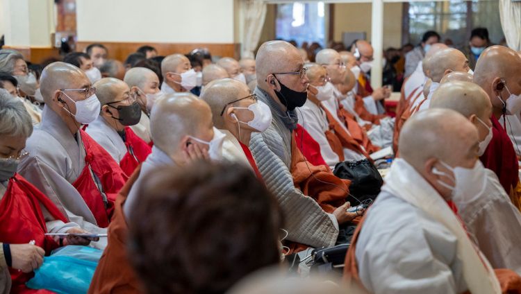 ཀོ་རི་ཡའི་ཆོས་ཞུ་བ་སེར་སྐྱ་མི་མང་གིས་སྤྱི་ནོར་༸གོང་ས་༸སྐྱབས་མགོན་ཆེན་པོ་མཆོག་གི་མདུན་སར་བཀའ་ཆོས་ལ་གསན་བཞིན་པ། ༢༠༢༢།༡༡།༢༥ པར་བ། བསྟན་འཛིན་ཆོས་འབྱོར་ལགས།