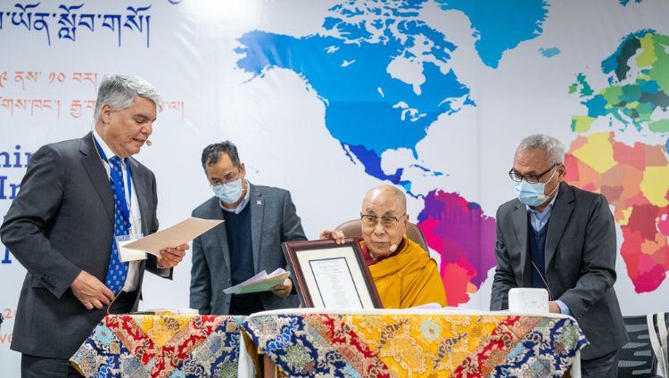 སྤྱི་ནོར་༸གོང་ས་༸སྐྱབས་མགོན་ཆེན་པོ་མཆོག་ལ་སྒྲོལ་དཀར་ཚེ་སྦྱིན་ཡིད་བཞིན་འཁོར་ལོའི་སྒོ་ནས་བརྟན་བཞུགས་བསྟར་འབུལ་སྐབས་སྒོ་མང་མཁན་རིན་པོ་ཆེ་འཇིགས་མེད་རྒྱ་མཚོ་མཆོག་གིས་ཚེ་རིལ་འབུལ་བཞིན་པ།  ༢༠༢༢།༡༡།༣༠ པར་བ། བསྟན་འཛིན་ཆོས་འབྱོར་ལགས། 