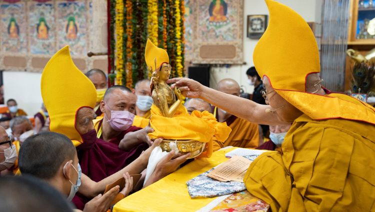 སྤྱི་ནོར་༸གོང་ས་༸སྐྱབས་མགོན་ཆེན་པོ་མཆོག་ལ་སྒྲོལ་དཀར་ཚེ་སྦྱིན་ཡིད་བཞིན་འཁོར་ལོའི་སྒོ་ནས་བརྟན་བཞུགས་བསྟར་འབུལ་སྐབས་དགའ་ལྡན་ཁྲི་རིན་པོ་ཆེ་རྗེ་བཙུན་བློ་བཟང་བསྟན་འཛིན་མཆོག་གིས་རྗེ་ཚེ་འཛིན་མའི་སྐུ་བརྙན་འབུལ་བཞིན་པ།  ༢༠༢༢།༡༡།༣༠ པར་བ། བསྟན་འཛིན་ཆོས་འབྱོར་ལགས། 