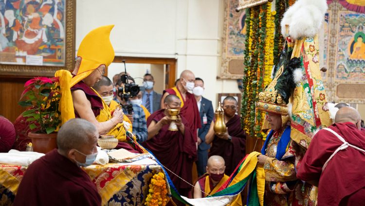 སྤྱི་ནོར་༸གོང་ས་༸སྐྱབས་མགོན་ཆེན་པོ་མཆོག་ལ་སྒྲོལ་དཀར་ཚེ་སྦྱིན་ཡིད་བཞིན་འཁོར་ལོའི་སྒོ་ནས་བརྟན་བཞུགས་བསྟར་འབུལ་སྐབས་གནས་ཆུང་ཆོས་སྐྱོང་ཆེན་པོ་སྤྱན་འདྲེན་གྱིས་བཟླས་པ་གནང་བཞིན་པ།   ༢༠༢༢།༡༡།༣༠ པར་བ། བསྟན་འཛིན་ཆོས་འབྱོར་ལགས། 