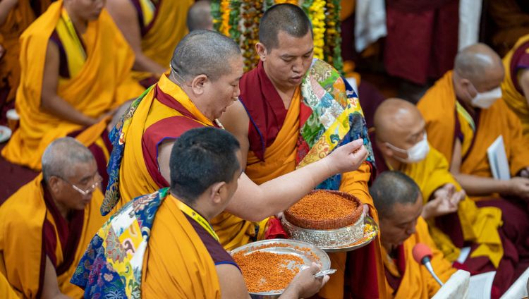 སྤྱི་ནོར་༸གོང་ས་༸སྐྱབས་མགོན་ཆེན་པོ་མཆོག་ལ་དཔལ་ལྡན་འབྲས་སྤུངས་སྒོ་མང་གྲྭ་ཚང་དང་། གདན་གསུམ་སྨོན་ལམ་ཆེན་མོའི་དགེ་རྩ་ཐུན་མོང་ནས་སྒྲོལ་དཀར་ཚེ་སྦྱིན་ཡིད་བཞིན་འཁོར་ལོའི་སྒོ་ནས་བརྟན་བཞུགས་བསྟར་འབུལ་སྐབས་མཎྜལ་འབུལ་བཞིན་པ། ༢༠༢༢།༡༡།༣༠ པར་བ། བསྟན་འཛིན་ཆོས་འབྱོར་ལགས། 