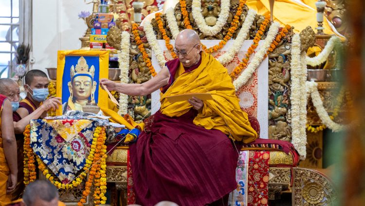 སྤྱི་ནོར་༸གོང་ས་༸སྐྱབས་མགོན་ཆེན་པོ་མཆོག་ལ་དཔལ་ལྡན་འབྲས་སྤུངས་སྒོ་མང་གྲྭ་ཚང་དང་། གདན་གསུམ་སྨོན་ལམ་ཆེན་མོའི་དགེ་རྩ་ཐུན་མོང་ནས་སྒྲོལ་དཀར་ཚེ་སྦྱིན་ཡིད་བཞིན་འཁོར་ལོའི་སྒོ་ནས་བརྟན་བཞུགས་བསྟར་འབུལ་ལ་དབུ་བཞུགས། ༢༠༢༢།༡༡།༣༠ པར་བ། བསྟན་འཛིན་ཆོས་འབྱོར་ལགས། 