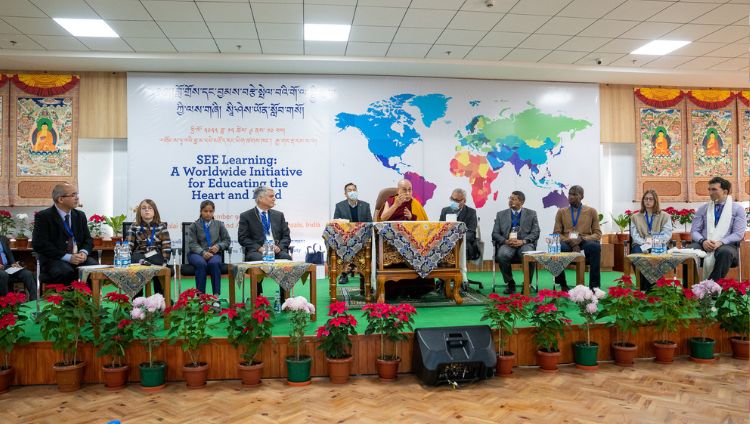 སྤྱི་ནོར་༸གོང་ས་༸སྐྱབས་མགོན་ཆེན་པོ་མཆོག་རྡ་རམ་ས་ལའི་ལྷ་རྒྱལ་རིར་རྟེན་གཞི་བྱས་པའི་༸གོང་ས་ཏཱ་ལའི་བླ་མའི་དཔེ་མཛོད་དང་ཡིག་ཚགས་ཁང་གི་ཚོགས་ཁང་ཆེན་མོའི་ནང་དུ་ཏཱ་ལའི་བླ་མའི་དགེ་རྩ་དང་ཨེ་མོ་རི་གཙུག་ལག་སློབ་གཉེར་ཁང་གཉིས་ཀྱིས་གོ་སྒྲིག་གནང་བའི་བློ་གྲོས་དང་བྱམས་བརྩེ་སྤེལ་བའི་གོ་ལ་སྤྱི་ཁྱབ་ཀྱི་ལས་གཞི། སཱི་ཤེས་ཡོན་སློབ་གསོ་ཞེས་པའི་བགྲོ་གླེང་ཚོགས་འདུའི་དབུ་འབྱེད་མཛད་སྒོར་བཀའ་སློབ་སྩོལ་བཞིན་པ། ༢༠༢༢།༡༢།༩ པར་བ། བསྟན་འཛིན་ཆོས་འབྱོར་ལགས། 