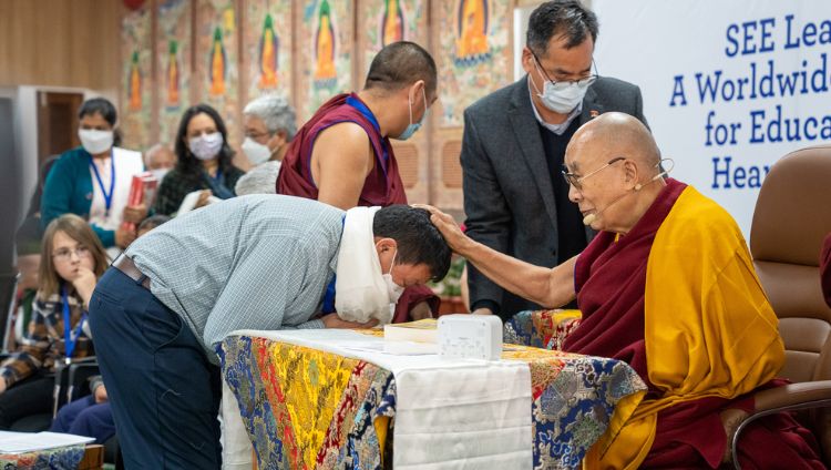༸གོང་ས་ཏཱ་ལའི་བླ་མའི་དཔེ་མཛོད་དང་ཡིག་ཚགས་ཁང་གི་ཚོགས་ཁང་ཆེན་མོའི་ནང་དུ་ཏཱ་ལའི་བླ་མའི་དགེ་རྩ་དང་ཨེ་མོ་རི་གཙུག་ལག་སློབ་གཉེར་ཁང་གཉིས་ཀྱིས་གོ་སྒྲིག་གནང་བའི་བློ་གྲོས་དང་བྱམས་བརྩེ་སྤེལ་བའི་གོ་ལ་སྤྱི་ཁྱབ་ཀྱི་ལས་གཞི། སཱི་ཤེས་ཡོན་སློབ་གསོ་ཞེས་པའི་བགྲོ་གླེང་ཚོགས་འདུའི་ལས་རིམ་གྱི་འབྲེལ་ཡོད་ལས་བྱེད་ཅིག་གིས་མཇལ་ཁ་ཞུ་བཞིན་པ།  ༢༠༢༢།༡༢།༩ པར་བ། བསྟན་འཛིན་ཆོས་འབྱོར་ལགས། 