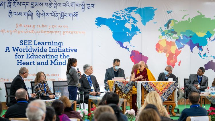  སཱི་ཤེས་ཡོན་ལས་རིམ་གྱི་རྒྱལ་སྤྱིའི་སློབ་མའི་གྲས་ནས་གཏོང་ལེན་སློབ་གྲྭའི་སློབ་ཕྲུག་ཅིག་གིས་སྤྱི་ནོར་༸གོང་ས་༸སྐྱབས་མགོན་ཆེན་པོ་མཆོག་ལ་བཀའ་འདྲི་ཞུ་བཞིན་པ། ༢༠༢༢།༡༢།༩ པར་བ། བསྟན་འཛིན་ཆོས་འབྱོར་ལགས། 