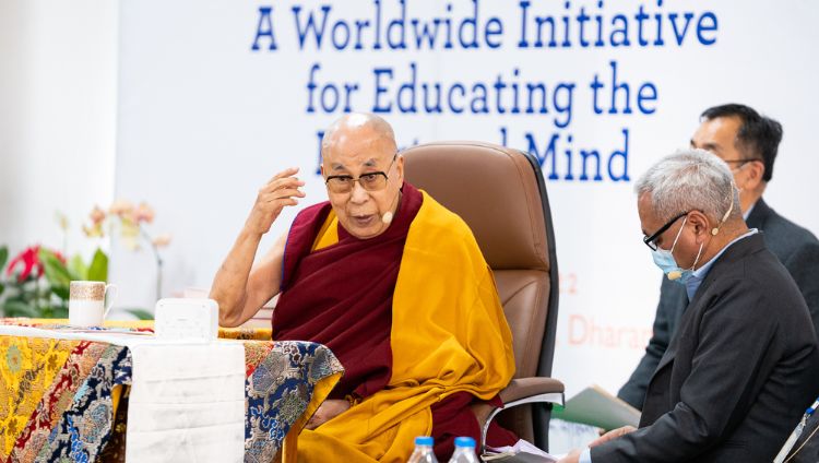 སྤྱི་ནོར་༸གོང་ས་༸སྐྱབས་མགོན་ཆེན་པོ་མཆོག་ཏཱ་ལའི་བླ་མའི་དཔེ་མཛོད་དང་ཡིག་ཚགས་ཁང་དུ་བློ་གྲོས་དང་བྱམས་བརྩེ་སྤེལ་བའི་གོ་ལ་སྤྱི་ཁྱབ་ཀྱི་ལས་གཞི། སཱི་ཤེས་ཡོན་སློབ་གསོའི་ཚོགས་འདུའི་དབུ་འབྱེད་མཛད་སྒོར་བཀའ་སློབ་སྩལ་བཞིན་པ། ༢༠༢༢།༡༢།༩ པར་བ། བསྟན་འཛིན་ཆོས་འབྱོར་ལགས། 