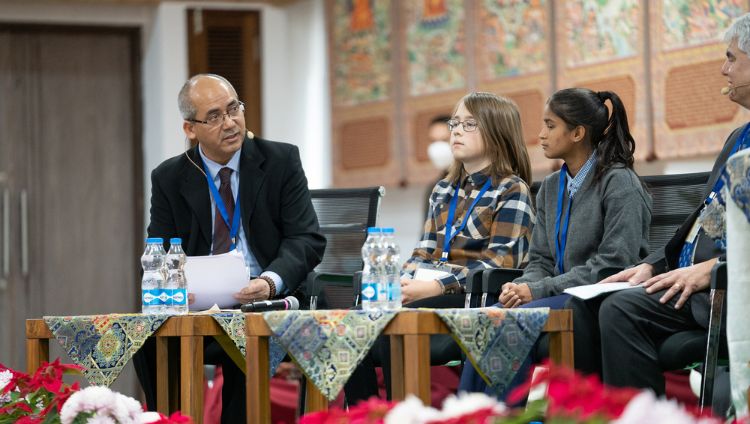 ཨེ་མོ་རི་གཙུག་ལག་སློབ་གཉེར་ཁང་གི་སྒོམ་སྒྲུབ་ཚན་རིག་དང་སྙིང་རྗེའི་གཞི་རྩར་བཟུང་བའི་སྤྱོད་བཟང་གི་ལྟེ་གནས་ཁང་གི་འཛིན་སྐྱོང་འགན་འཛིན་དགེ་བཤེས་བློ་བཟང་བསྟན་འཛིན་ནེ་གི་ལགས་ཀྱིས་སཱི་ཤེས་ཡོན་སློབ་གསོ་ཞེས་པའི་བགྲོ་གླེང་ཚོགས་འདུའི་དབུ་འབྱེད་མཛད་སྒོར་གསུང་བཤད་གནང་བཞིན་པ། ༢༠༢༢།༡༢།༩ པར་བ། བསྟན་འཛིན་ཆོས་འབྱོར་ལགས། 