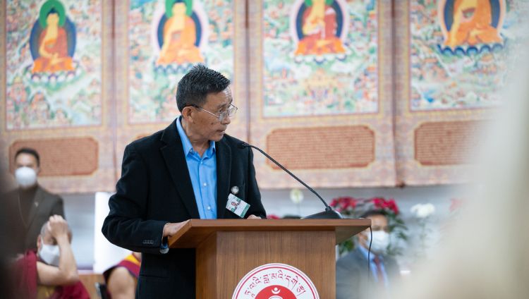 ༸གོང་ས་༸ཏཱ་ལའི་བླ་མའི་དཔེ་མཛོད་དང་ཡིག་ཚགས་ཁང་གི་དབུ་འཛིན་འཇམ་དཔལ་ལྷུན་འགྲུབ་ལགས་ཀྱིས་བློ་གྲོས་དང་བྱམས་བརྩེ་སྤེལ་བའི་གོ་ལ་སྤྱི་ཁྱབ་ཀྱི་ལས་གཞི། སཱི་ཤེས་ཡོན་སློབ་གསོ་ཞེས་པའི་བགྲོ་གླེང་ཚོགས་འདུའི་དབུ་འབྱེད་མཛད་སྒོར་ཕེབས་བསུའི་གསུང་བཤད་གནང་བཞིན་པ། ༢༠༢༢།༡༢།༩ པར་བ། བསྟན་འཛིན་ཆོས་འབྱོར་ལགས། 