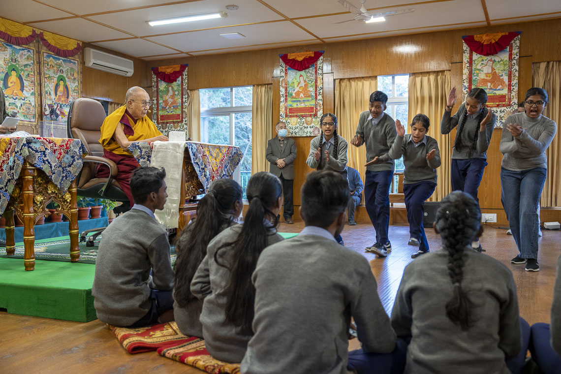 གཏོང་ལེན་སློབ་གྲྭའི་སློབ་ཕྲུག་རྣམས་ཀྱིས་རྡ་རམ་ས་ལའི་བཞུགས་སྒར་ཕོ་བྲང་གི་ཚོགས་ནང་དུ་སྤྱི་ནོར་༸གོང་ས་༸སྐྱབས་མགོན་ཆེན་པོ་མཆོག་ལ་ཧིན་སྐད་ཐོག་རྟགས་གསལ་གཟིགས་འབུལ་ཞུ་བཞིན་པ། ༢༠༢༢།༡༢།༡༣ པར་བ། བསྟན་འཛིན་ཆོས་འབྱོར་ལགས། 