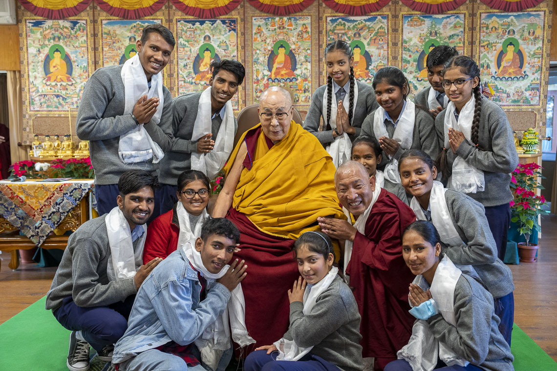 སྤྱི་ནོར་༸གོང་ས་༸སྐྱབས་མགོན་ཆེན་པོ་མཆོག་གིས་གཏོང་ལེན་སློབ་གྲྭའི་དགེ་ལས་སློབ་ཕྲུག་ཚོར་བཀའ་སློབ་སྩལ་གྲུབ་མཚམས་སྐུ་པར་ལྷན་སྒྲོན། ༢༠༢༢།༡༢།༡༣ པར་བ། བསྟན་འཛིན་ཆོས་འབྱོར་ལགས། 