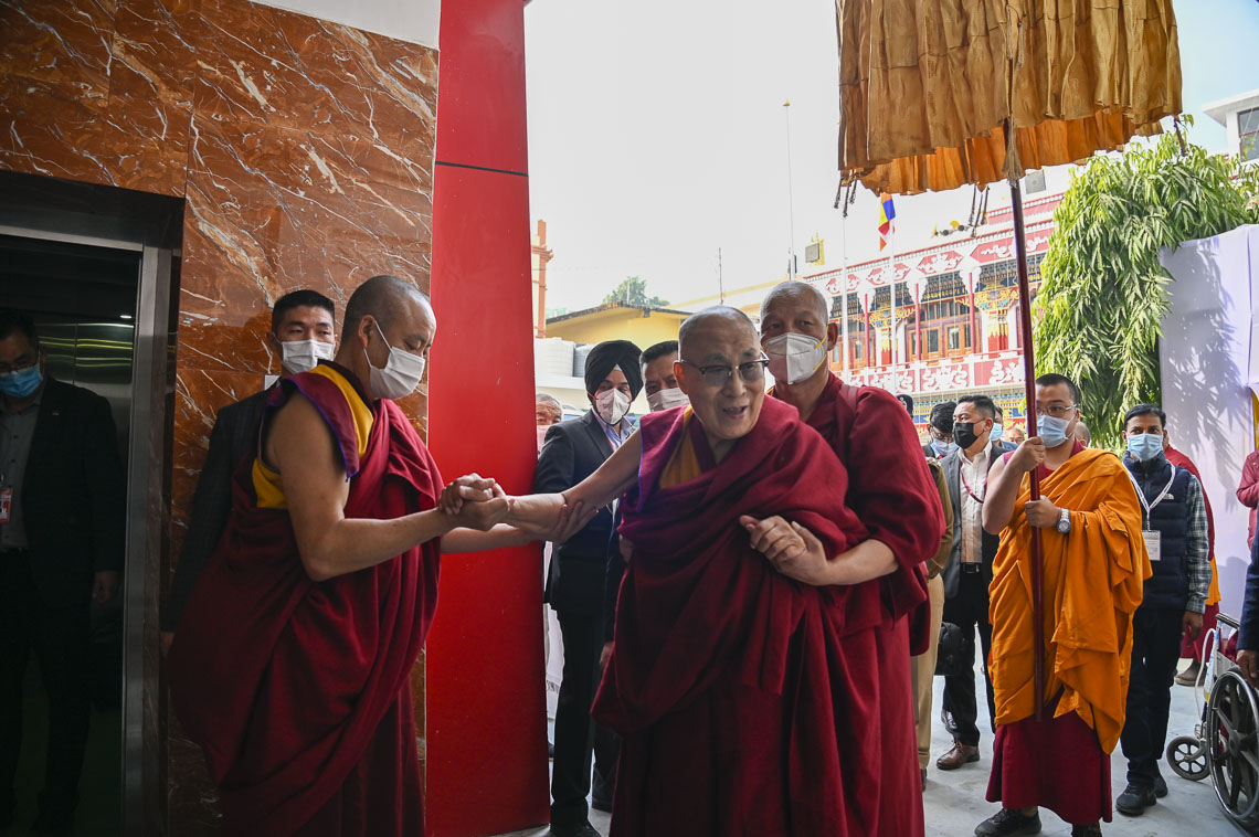 སྤྱི་ནོར་༸གོང་ས་༸སྐྱབས་མགོན་ཆེན་པོ་མཆོག་གནས་མཆོག་རྡོ་རྗེ་གདན་གྱི་བཞུགས་སྒར་དགའ་ལྡན་འཕེལ་རྒྱས་གླིང་དུ་༸ཞབས་སོར་འཁོད་པ། ༢༠༢༢།༡༢།༢༢ པར་བ། བློ་བཟང་ཚེ་རིང་ལགས། 