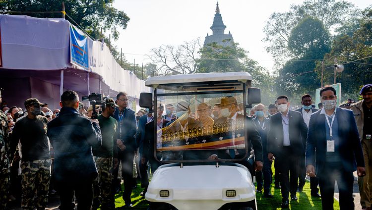 སྤྱི་ནོར་༸གོང་ས་༸སྐྱབས་མགོན་ཆེན་པོ་མཆོག་གིས་གནས་མཆོག་རྡོ་རྗེ་གདན་གྱི་མཆོད་རྟེན་ཆེན་མོར་གནས་གཟིགས་ལེགས་པར་གྲུབ་སྟེ་ཀོར་ཧྥུ་རླངས་འཁོར་(Golf cart)ལ་བཞུགས་སྟེ་བཞུགས་སྒར་དགའ་ལྡན་འཕེལ་རྒྱས་གླིང་དུ་ཆིབས་བསྒྱུར་བསྐྱངས་པ།༢༠༢༢།༡༢།༢༣པར་བ། བསྟན་འཛིན་ཆོས་འབྱོར་ལགས།