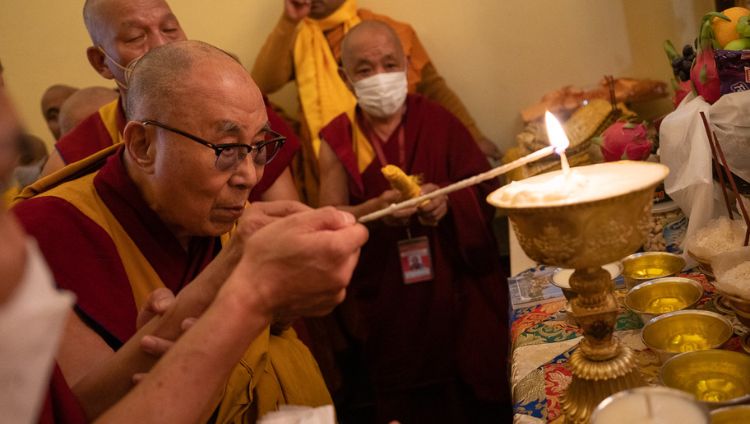 སྤྱི་ནོར་༸གོང་ས་༸སྐྱབས་མགོན་ཆེན་པོ་མཆོག་གིས་རྒྱ་གར་བྷི་ཧར་མངའ་སྡེའི་གྷ་ཡ་རྫོང་དུ་ཡོད་པའི་སྟོན་པ་བཅོམ་ལྡན་འདས་རྒྱལ་བ་ཤཱཀྱ་ཐུབ་པ་མངོན་པར་རྫོགས་པར་སངས་རྒྱས་པའི་གནས་མཆོག་རྡོ་རྗེ་གདན་གྱི་མཆོད་རྟེན་ཆེན་མོར་བཞུགས་པའི་སྟོན་པའི་སྐུ་བརྙན་མདུན་དུ་སྣང་གསལ་སྒྲོན་མེ་ཞལ་འབྱེད་བྱེད་བཞིན་པ། ༢༠༢༢།༡༢།༢༣པར་བ། བསྟན་འཛིན་ཆོས་འབྱོར་ལགས།