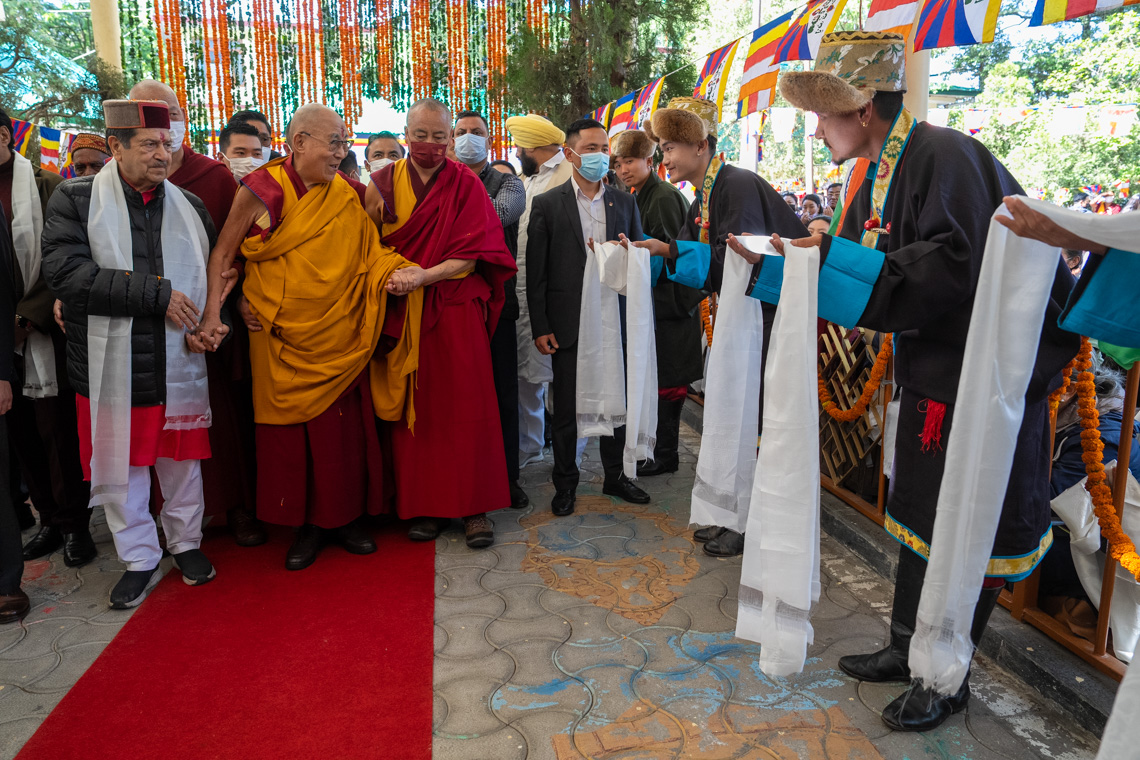 སྤྱི་ནོར་༸གོང་ས་༸སྐྱབས་མགོན་ཆེན་པོ་མཆོག་ཐེག་ཆེན་ཆོས་གླིང་གཙུག་ལག་ཁང་དུ་ཧིན་དྷིའི་ RSS ཚོགས་པའི་དབུ་ཁྲིད་རྒན་པ་ཨིན་ཌཱར་ཤཱི་ཁུ་མཱར་(Indresh Kumar)ལགས་སོགས་ཀྱིས་ཕེབས་བསུ་དང་བཅས་འཕགས་བོད་མཉམ་འབྲེལ་ཚོགས་པ་(Bharat Tibbat Sahyog Manch)དབུ་བརྙེས་ནས་ལོ་འཁོར་ཧྲིལ་པོ་ ༢༥ འཁོར་བའི་དུས་ཆེན་སྲུང་བརྩིའི་མཛད་སྒོར་ཆིབས་བསྒྱུར་གནང་བཞིན་པ། པར་བ། བསྟན་འཛིན་ཆོས་འབྱོར། ༢༠༢༣།༥།༥
