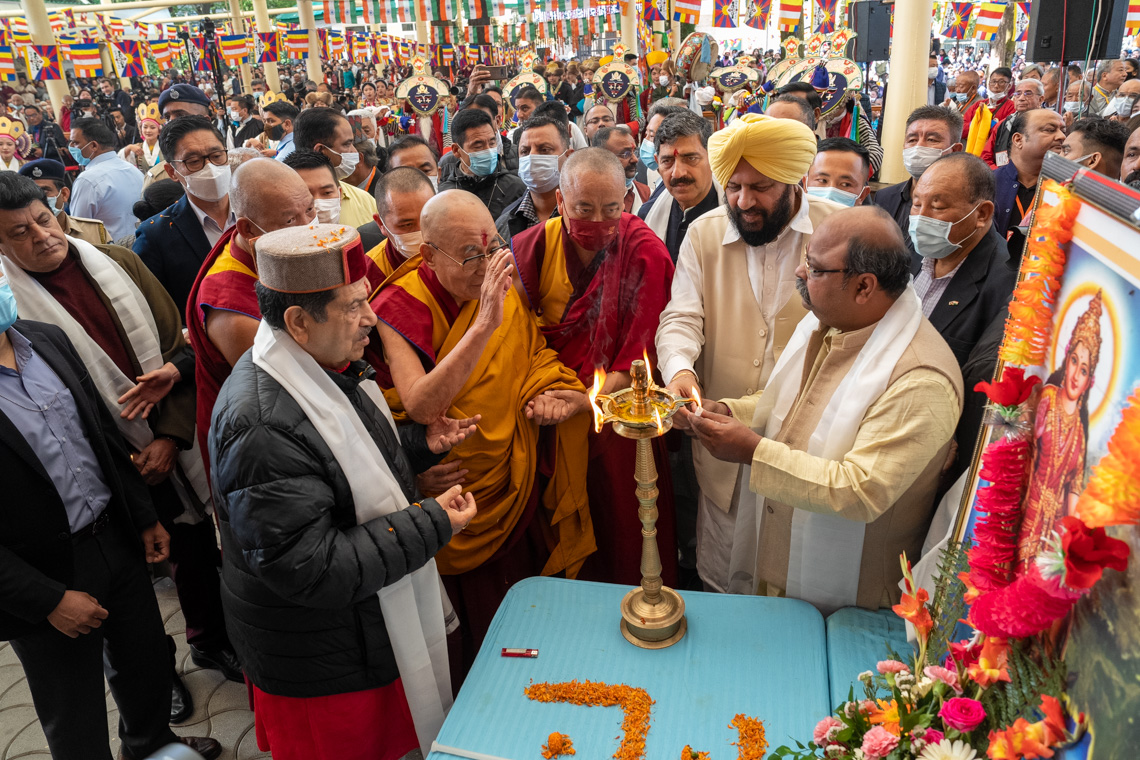 སྤྱི་ནོར་༸གོང་ས་༸སྐྱབས་མགོན་ཆེན་པོ་མཆོག་གིས་འཕགས་བོད་མཉམ་འབྲེལ་ཚོགས་པ་(Bharat Tibbat Sahyog Manch)དབུ་བརྙེས་ནས་ལོ་འཁོར་ཧྲིལ་པོ་ ༢༥ འཁོར་བའི་དུས་ཆེན་སྲུང་བརྩིའི་མཛད་སྒོ་ལ་སྣང་གསལ་མར་མེ་ཞལ་ཕྱེ་གནང་བཞིན་པ། པར་བ། བསྟན་འཛིན་ཆོས་འབྱོར། ༢༠༢༣།༥།༥