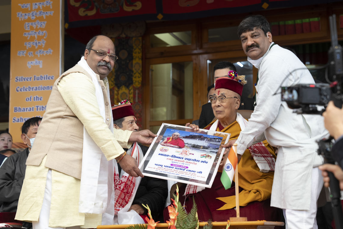 འཕགས་བོད་མཉམ་འབྲེལ་ཚོགས་པའི་རྒྱལ་ཡོངས་དྲུང་ཆེ་པཱན་ཁཱ་ཇེ་གྷོ་ཡཱལ་ (Pankaj Goyal)ལགས་ཀྱིས་སྤྱི་ནོར་༸གོང་ས་༸སྐྱབས་མགོན་ཆེན་པོ་མཆོག་ལ་ཕྱག་རྟགས་འབུལ་བཞེས། པར་བ། བསྟན་འཛིན་ཆོས་འབྱོར། ༢༠༢༣།༥།༥