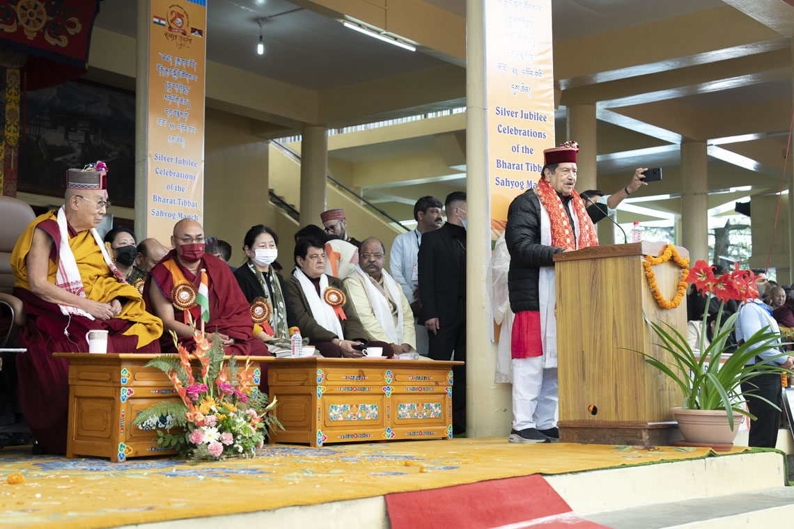 སྤྱི་ནོར་༸གོང་ས་༸སྐྱབས་མགོན་ཆེན་པོ་མཆོག་དབུ་བཞུགས་ཐོག་འཕགས་བོད་མཉམ་འབྲེལ་ཚོགས་པ་(BTSM)དབུ་བརྙེས་ནས་ལོ་འཁོར་ཧྲིལ་པོ་ ༢༥ འཁོར་བའི་དུས་ཆེན་སྲུང་བརྩིའི་མཛད་སྒོར་ཧིན་དྷིའི་ RSS ཚོགས་པའི་དབུ་ཁྲིད་རྒན་པ་ཨིན་ཌཱར་ཤཱི་ཁུ་མཱར་(Indresh Kumar)ལགས་གསུང་བཤད་གནང་བཞིན་པ། པར་བ། བསྟན་འཛིན་ཆོས་འབྱོར། ༢༠༢༣།༥།༥