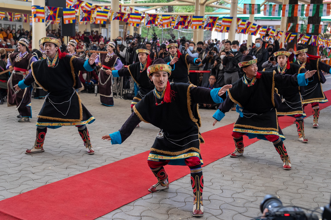 འཕགས་བོད་མཉམ་འབྲེལ་ཚོགས་པ་(Bharat Tibbat Sahyog Manch)དབུ་བརྙེས་ནས་ལོ་འཁོར་ཧྲིལ་པོ་ ༢༥ འཁོར་བའི་དུས་ཆེན་སྲུང་བརྩིའི་མཛད་སྒོར་བོད་ཀྱི་ཟློས་གར་ཚོགས་པས་ཞབས་བྲོ་གཟིགས་འབུལ། པར་བ། བསྟན་འཛིན་ཆོས་འབྱོར། ༢༠༢༣།༥།༥