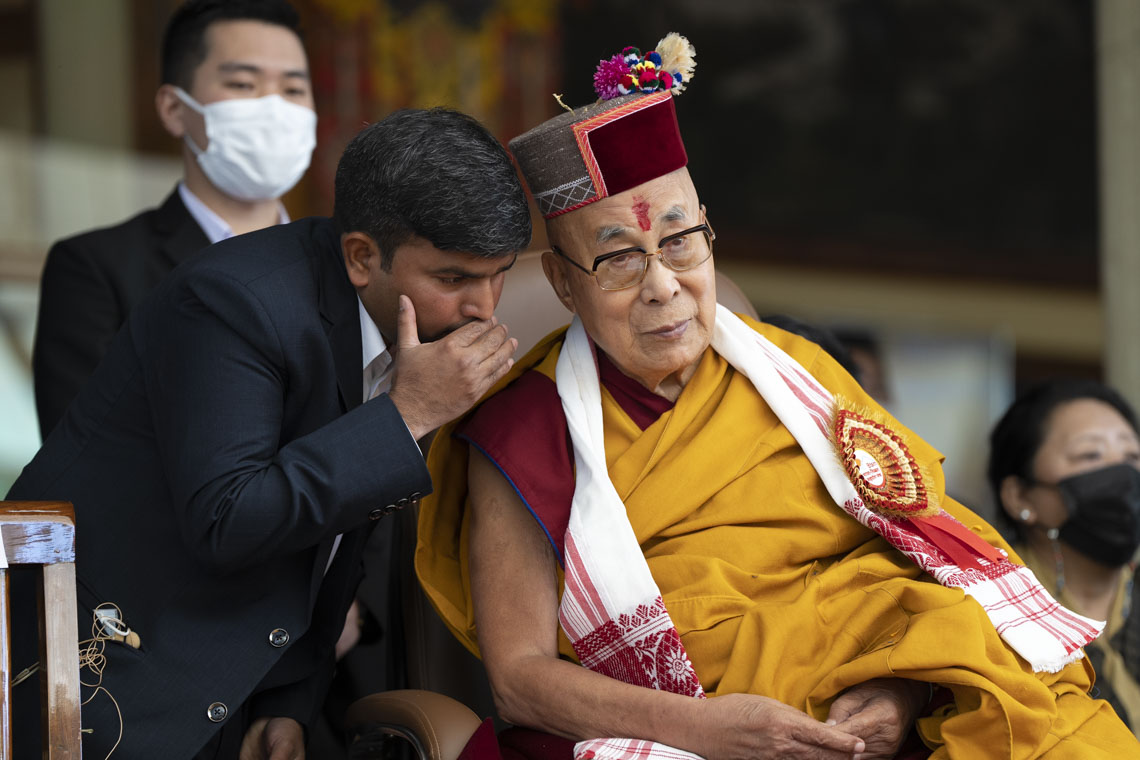 འཕགས་བོད་མཉམ་འབྲེལ་ཚོགས་པ་(Bharat Tibbat Sahyog Manch)དབུ་བརྙེས་ནས་ལོ་འཁོར་ཧྲིལ་པོ་ ༢༥ འཁོར་བའི་དུས་ཆེན་སྲུང་བརྩིའི་མཛད་སྒོར་སྐུའི་ཧིན་སྐད་གསུང་བསྒྱུར་གྱིས་གསུང་བསྒྱུར་ཞུ་བཞིན་པ། པར་བ། བསྟན་འཛིན་ཆོས་འབྱོར། ༢༠༢༣།༥།༥ 