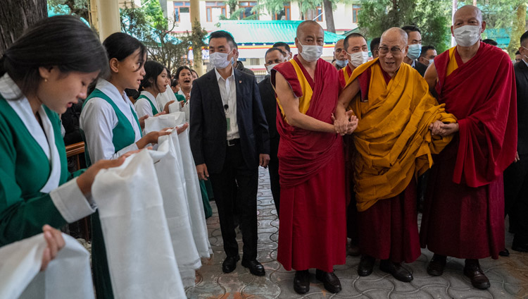 སྤྱི་ནོར་༸གོང་ས་༸སྐྱབས་མགོན་ཆེན་པོ་མཆོག་རྡ་རམ་ས་ལའི་བཞུགས་སྒར་ཕོ་བྲང་ནས་ཐེག་ཆེན་ཆོས་གླིང་གཙུག་ལག་ཁང་དུ་བོད་རིགས་གཞོན་སྐྱེས་གཙོ་བོར་གྱུར་པའི་དད་ལྡན་ཆོས་ཞུ་བ་རྣམས་ལ་སྐྱབས་འགྲོ་ངོ་སྤྲོད་དང་སེམས་བསྐྱེད་ཀྱི་ཆོས་འབྲེལ་བཀའ་དྲིན་ཆེད་ཆིབས་བསྒྱུར་སྐབས་ཕེབས་བསུ་ཞུ་བཞིན་པ། པར་བ། བསྟན་འཛིན་ཆོས་འབྱོར། ༢༠༢༣།༥།༣༠