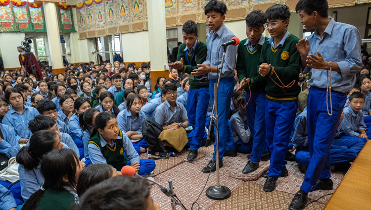 སྤྱི་ནོར་༸གོང་ས་༸སྐྱབས་མགོན་ཆེན་པོ་མཆོག་ལ་བོད་ཁྱིམ་སློབ་གྲྭའི་སློབ་ཕྲུག་རྣམས་ཀྱིས་རྟགས་གསལ་གཟིགས་འབུལ་ཞུ་བཞིན་པ། བསྟན་འཛིན་ཆོས་འབྱོར། ༢༠༢༣།༥།༣༠