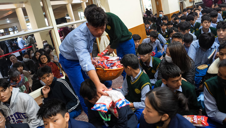 གསུང་ཆོས་ལ་བཅར་བའི་གཞོན་ནུ་རྣམས་ལ་གསོལ་ཇ་དང་བཞེས་བག་འགྲེམ་བཞིན་པ།  བསྟན་འཛིན་ཆོས་འབྱོར། ༢༠༢༣།༥།༣༠