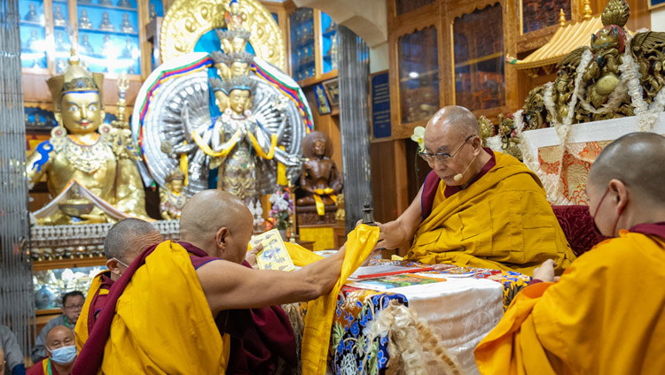 སྤྱི་ནོར་༸གོང་ས་༸སྐྱབས་མགོན་ཆེན་པོ་མཆོག་ལ་རྡ་རམ་ས་ལའི་ནང་ཆོས་གོ་སྒྲིག་ཚོགས་ཆུང་གིས་མཎྜལ་རྟེན་གསུམ་འདེགས་འབུལ་ཞུ་བཞིན་པ།  བསྟན་འཛིན་ཆོས་འབྱོར། ༢༠༢༣།༥།༣༠