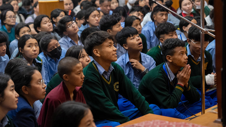 རྡ་རམ་ས་ལའི་ཐེག་ཆེན་ཆོས་གླིང་གཙུག་ལག་ཁང་དུ་གཞོན་ནུ་རྣམས་ཀྱིས་སྐྱབས་འགྲོ་ངོ་སྤྲོད་དང་སེམས་བསྐྱེད་ཀྱི་གསུང་ཆོས་ལ་གསན་བཞིན་པ།  བསྟན་འཛིན་ཆོས་འབྱོར། ༢༠༢༣།༥།༣༠