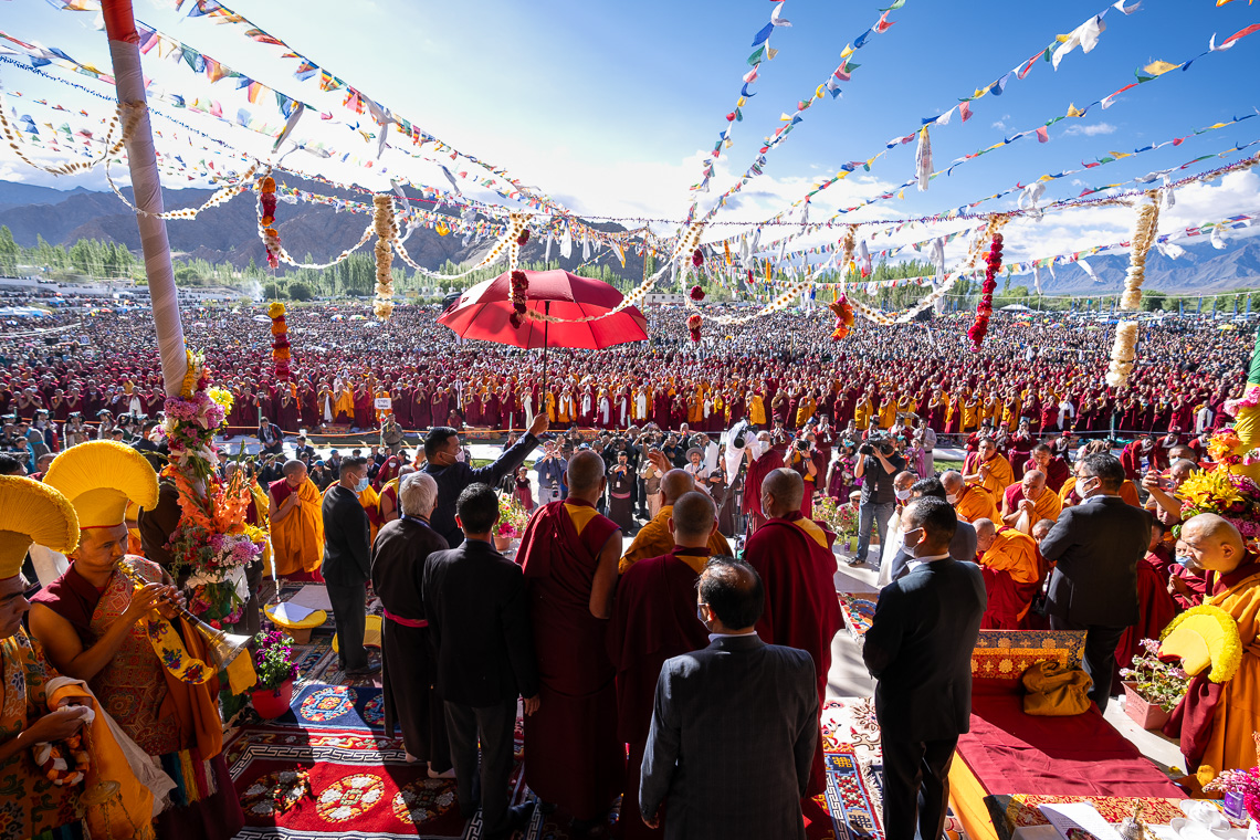 ཕྱི་ལོ་ ༢༠༢༣ ཟླ་ ༧ ཚེས་ ༢༤ ཉིན་སྤྱི་ནོར་༸གོང་ས་༸སྐྱབས་མགོན་ཆེན་པོ་མཆོག་གིས་ལ་དྭགས་ཞི་བའི་ཚལ་དུ་དད་ལྡན་ཆོས་ཞུ་བ་སེར་སྐྱ་མི་གྲངས་ ༦༥༠༠༠ ལ་སྤྱན་རས་གཟིགས་ཀྱི་བཀའ་དབང་སྩལ་སྐབས། པར་བ། བསྟན་འཛིན་ཆོས་འབྱོར་ལགས། 
