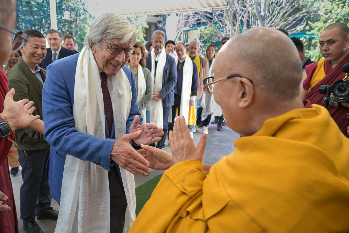 སྤྱི་ནོར་༸གོང་ས་༸སྐྱབས་མགོན་ཆེན་པོ་མཆོག་ལ་མེར་ཁུ་རི་གསེར་གྱི་གཟེངས་རྟགས་(Gold Mercury Award 2025 )འབུལ་བར་རྡ་རམ་ས་ལར་ཆེད་བཅར་ཞུས་པའི་རྒྱལ་སྤྱིའི་གྷོལ་ཌི་མེར་ཁུ་རིའི་ཚོགས་པའི་ཚོགས་མི་རྣམས་ཀྱིས་མཇལ་ཁ་ཞུ་བཞིན་པ། ༢༠༢༥།༣།༣༡ པར་བ། འཛམ་གླིང་ནོར་བུ། 