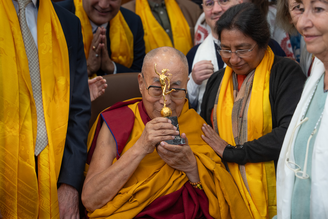 སྤྱི་ནོར་༸གོང་ས་༸སྐྱབས་མགོན་ཆེན་པོ་མཆོག་རྡ་རམ་ས་ལའི་བཞུགས་སྒར་ཕོ་བྲང་དུ་མེར་ཁུ་རི་གསེར་གྱི་གཟེངས་རྟགས་མེར་ཁུ་རི་གསེར་གྱི་གཟེངས་རྟགས་བཞེས་བཞིན་པ། ༢༠༢༥།༣།༣༡ པར་བ། བསྟན་འཛིན་ཆོས་འབྱོར། 
