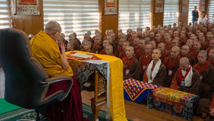 ཐའེ་ཝན་གྱི་རྒྱ་རིགས་གྲྭ་བཙུན་བརྒྱ་ཕྲག་བརྒལ་བས་དྲང་ངེས་ལེགས་བཤད་སྙིང་པོ་བློ་རྒྱུགས་སུ་ཕུལ་ཏེ་༸སྐུའི་གོ་སྟོན་སྲུང་བརྩི་བྱས་པ།