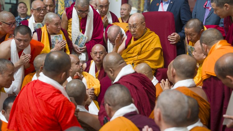 རྒྱལ་སྤྱིའི་པཱ་ལི་དང་ལེགས་སྦྱར་ཆོས་བརྒྱུད་དབར་ཤེས་ཡོན་བརྗེ་ལེན་གྱི་ལས་གཞི་ལོ་བཞི་པའི་སློབ་གཉེར་བ་རྣམས་ལ་མཇལ་ཁ་སྩལ་བ།