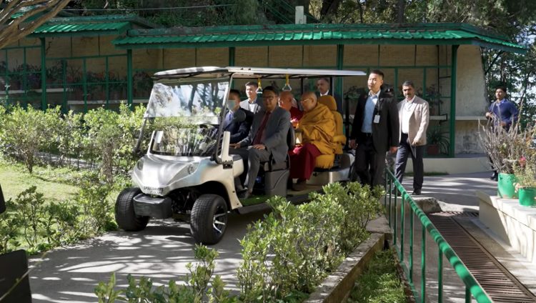 བལ་ཡུལ་སོགས་ཡུལ་ལུང་འདྲ་མིན་གྱི་དད་ལྡན་མཇལ་བཅར་བ་སུམ་བརྒྱ་ལྷག་ལ་མཇལ་ཁ་སྩལ་བ།