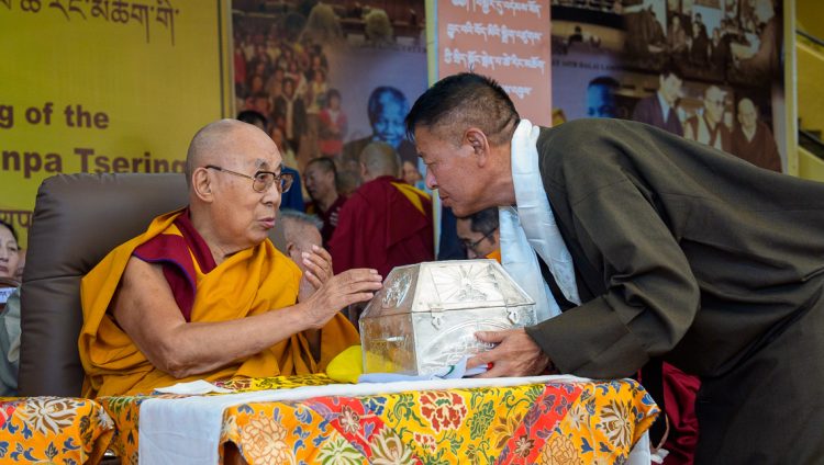 བོད་མིའི་སྒྲིག་འཛུགས་ཀྱི་སྲིད་སྐྱོང་དམ་འབུལ་མཛད་སྒོར་དབུ་བཞུགས།