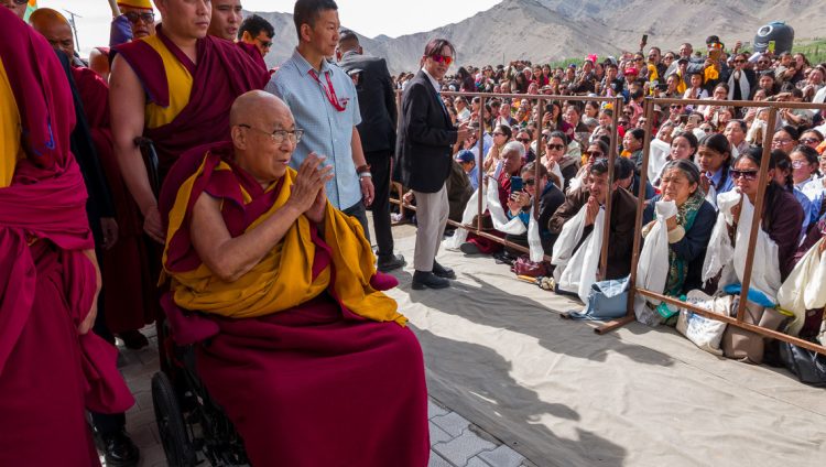 ཏོག་ཡུལ་གྱི་ཐུབ་དབང་སྐུ་བརྙན་ཆེན་མོར་མཆོད་མཇལ་དུ་ཆིབས་བསྒྱུར་བསྐྱངས་པ།