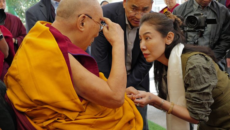 མིས་བཟོས་རིག་ནུས་སྐོར་ལ་བཀའ་སློབ་སྩལ་བ།