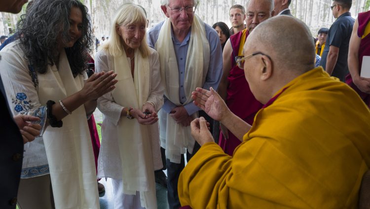 ཕོ་བྲང་དགེ་འཕེལ་གླིང་དུ་དད་ལྡན་སུམ་བརྒྱ་བརྒལ་བར་མཇལ་ཁ་སྩལ་བ།