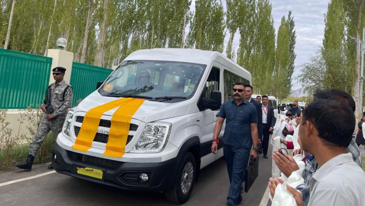 མར་ཡུལ་ལ་དྭགས་ཀྱི་མཛད་འཕྲིན་རེ་ཞིག་ལེགས་པར་གྲུབ་ནས་རྡ་རམ་ས་ལར་ཆིབས་བསྒྱུར་བསྐྱངས་པ།