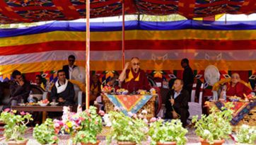 ཁ་ཆེའི་ཆོས་ལུགས་ཀྱི་ཆོས་བརྒྱུད་གཉིས་ཀྱི་མཆོད་ཁང་དུ་བཀའ་སློབ་སྩལ་བ།