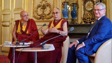 ཡུ་རོབ་གྲོས་ཚོགས་འཐུས་མིར་མཇལ་འཕྲད་མཛད་པ།